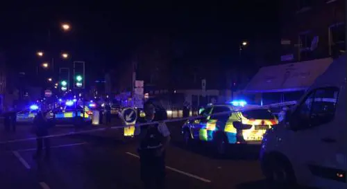 Londra, un van contro la folla: un morto e otto feriti