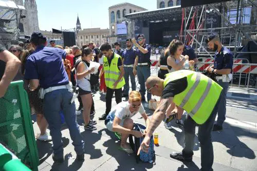 Istruzioni dal palco alla platea di ragazzini Manca solo un "allacciatevi le cinture"