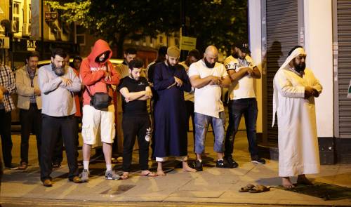 Londra, l'imam ha salvato l'attentatore dal linciaggio della folla