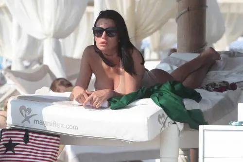 Claudia Galanti e i figli in spiaggia a Marina Di Pietrasanta