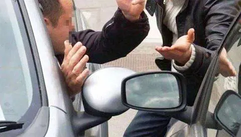 Truffa dello specchietto in "trasferta", due arrestati