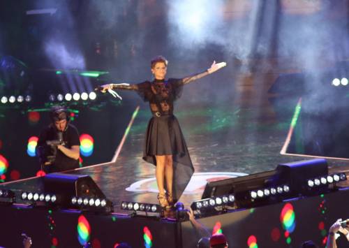 Radio Italia Live, Alessandra Amoroso cambia look: in nero sul palco