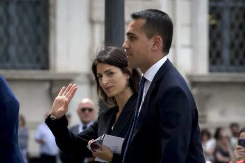 Roma, la Raggi si dà "sette e mezzo" ma i romani la bocciano