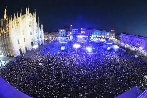 Piazza Duomo è "blindata"? Abusivi assediano la Darsena
