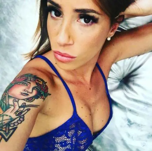Malena: sexy in biancheria fluo