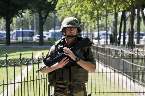 Parigi, attentatore era schedato. Tutte le falle degli 007 francesi
