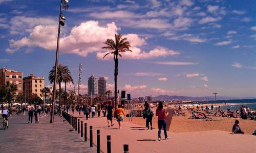 Barcellona, manifestazione contro i turisti: spiaggia occupata