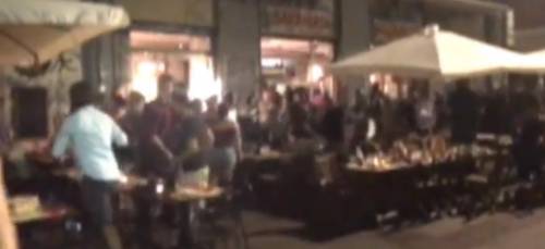 Torino, centri sociali scatenati: poliziotti accerchiati e picchiati