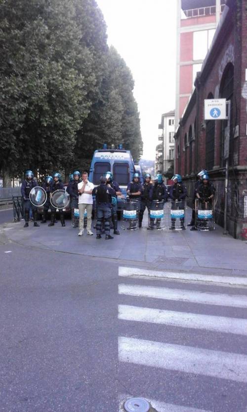 Torino, tensioni durante i controlli anti-movida della polizia
