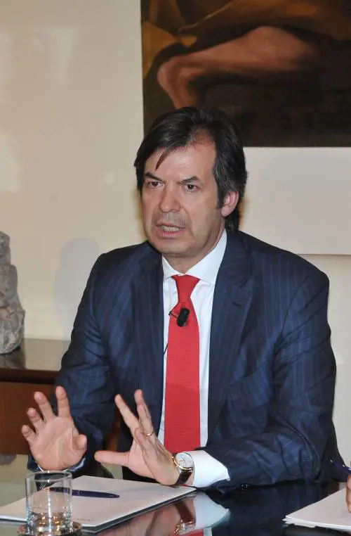 Intesa accelera sul doppio dividendo