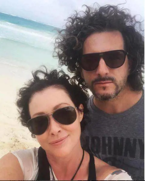 Shannen Doherty è guarita dal cancro: la foto in riva al mare 