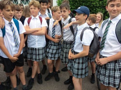 Gran Bretagna, la preside vieta i pantaloncini: i ragazzi vanno a scuola in gonna
