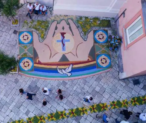 Sant'Agata Dei Goti, la tradizionale "Infiorata" a tema religioso