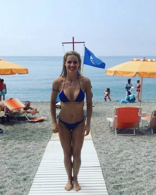 Michelle Hunziker: bikini perfetto a Varigotti