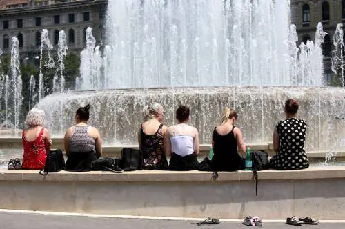 Ghiaccio, frutta e cappello per battere il caldo