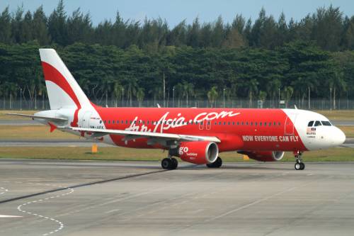 AirAsia, problemi a motore: atterraggio d'emergenza