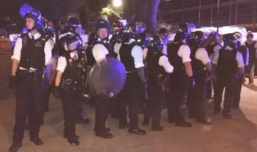 Disordini a Londra: a Stamford Hill è caccia all'uomo