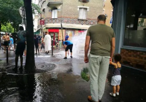 Violenze e vandalismo nelle periferie parigine