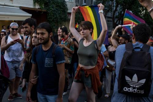 Il pugno di Erdogan sui gay: al Pride arrestati e costretti a sentire il Corano