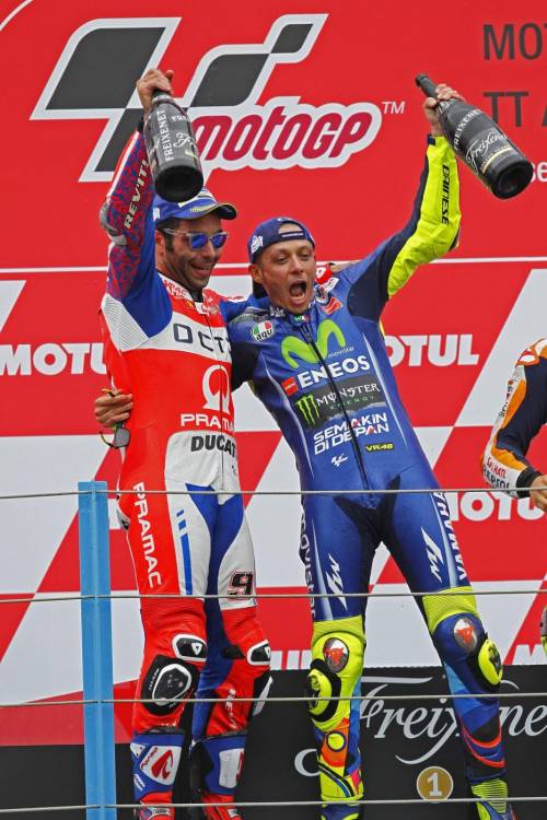 Gp Assen, sul podio Rossi ignora Marquez e fa festa con Petrucci