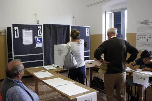 Effetto sondaggi: così i partiti  adottano la tattica "last minute"