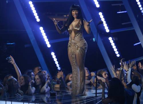 Nicki Minaj, seno in mostra per i 4 milioni di dischi