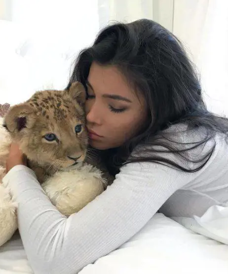 La modella prova a ricreare "Il Re Leone" ma un imprevisto rovina la scena