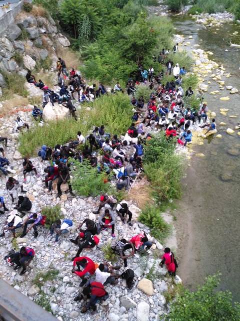 Ventimiglia, migranti in fuga nei boschi