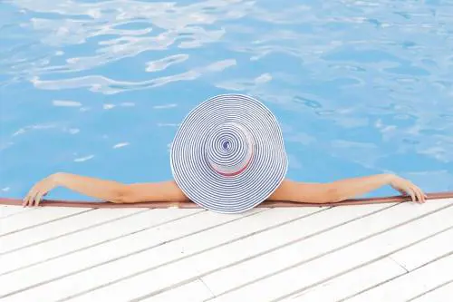 "Sei curvy, quel costume è inappropriato": umiliata in piscina