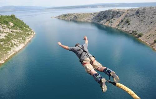 Istruttore dice "No jump", lei capisce "Now jump": bungee jumping fatale