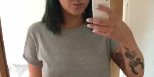 Non indossa il reggiseno a lavoro: cameriera 22enne licenziata