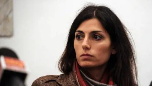 La Raggi sfratta le femministe