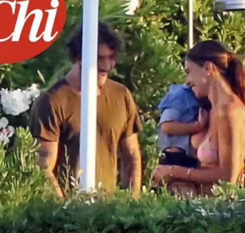 Belen Rodriguez e Stefano De Martino complici insieme al figlio. Iannone li osserva dall'alto