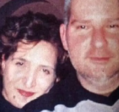 I genitori muoiono a 20 mesi di distanza: il paese adotta la piccola Ilaria