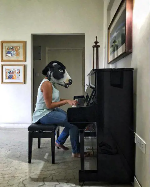 India, la protesta delle donne con la maschera da mucca