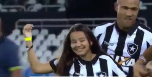 Brasile, la torcida del Botafogo per la figlia cieca del calciatore
