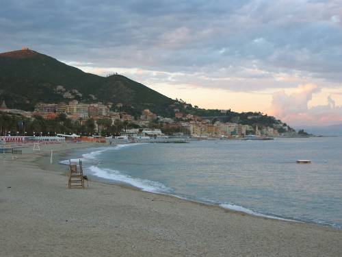Savona, mareggiata travolge gruppo di turisti: morto un 50enne