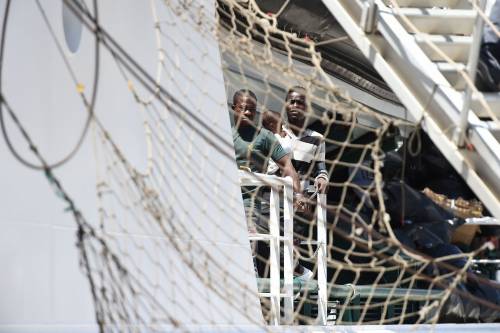 Migranti, pronto il codice per le Ong. Ma è scontro su agenti e armi a bordo