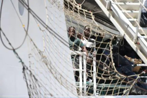 Sbarchi, il piano dell'Austria: "Bloccare i migranti sulle isole italiane"