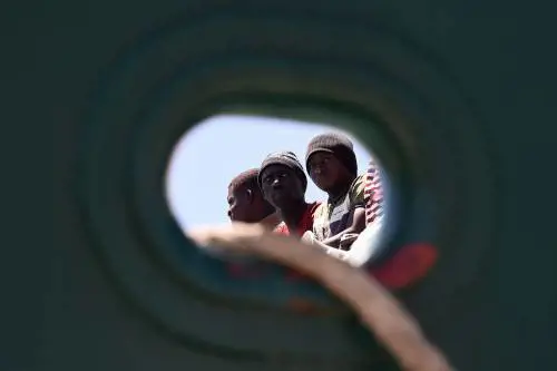 I radical chic di Capalbio fanno una statua ai migranti che non hanno voluto