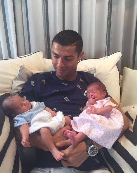 Cristiano Ronaldo di nuovo papà, ecco la foto con i gemellini