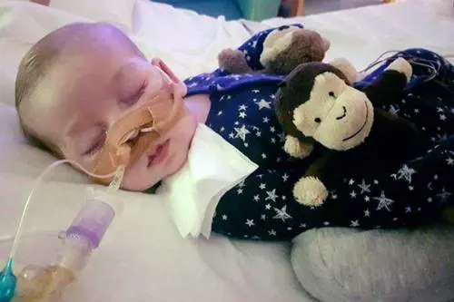 Una speranza per Charlie Gard: l'ospedale rivaluterà il caso