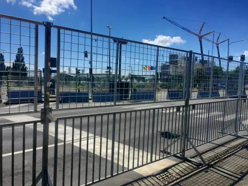 Troppi arrivi, cancelli aperti già nella notte