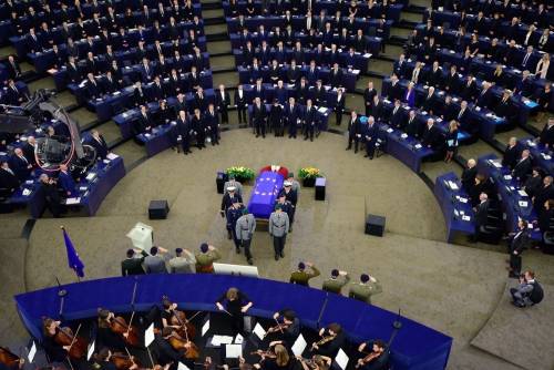 I funerali di Kohl all'Europarlamento: l'addio a uno dei padri fondatori dell'Ue