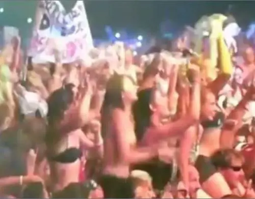 Concerto Vasco: le fan in topless