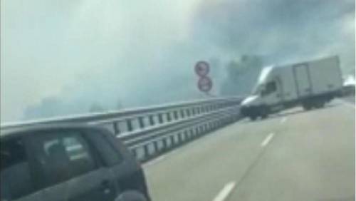 Incendio a Taormina, le auto fanno inversione sull'autostrada