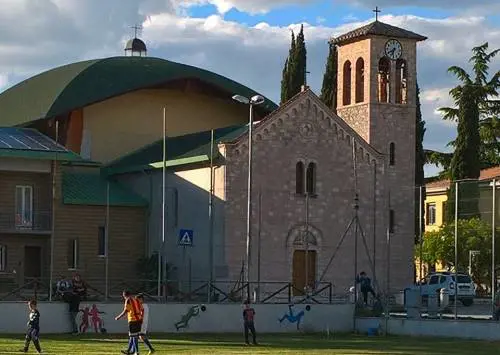 Spoleto, il parroco invita alla messa: "Aperitivo con ostie e prosecco"