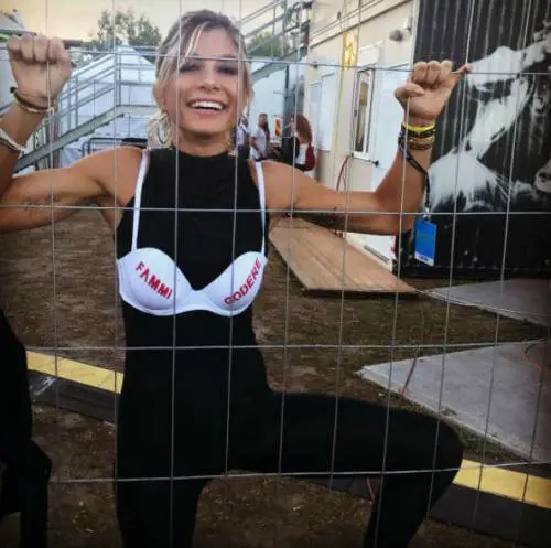 Maddalena Corvaglia in reggiseno da Vasco