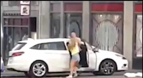 Scozia, furioso litigio in strada: lei lo picchia, lo spoglia e poi sale sul cofano
