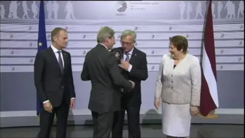 Juncker tra schiaffi e gag: se non è ridicolo lui...